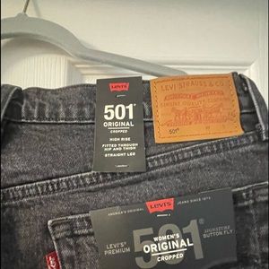 NWT Levis women’s cropped straight leg charcoal jeans